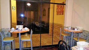 Tägliches inbegriffenes kontinentales Frühstück