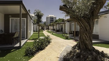 Eenvoudige bungalow (Deveses) | Donzen dekbedden, verduisterende gordijnen, gratis wifi, beddengoed
