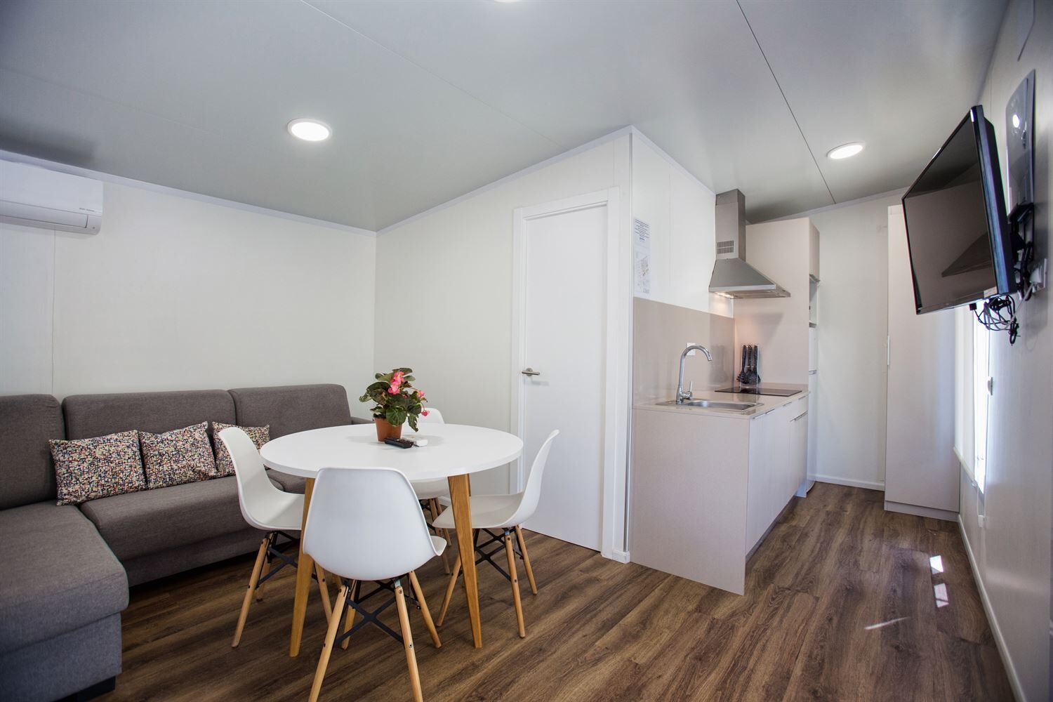 Classic Bungalow (stylo) | Living area | 14-inch flat-screen TV with digital channels, TV