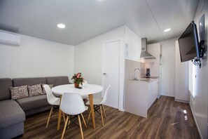 Classic-Bungalow (stylo) | Wohnbereich | 14-Zoll-Flachbildfernseher mit Digitalempfang, Fernseher