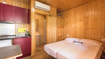 Edredón, cortinas blackout, wifi gratis y ropa de cama