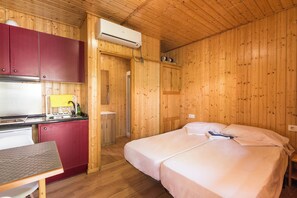 Down comforters, blackout drapes, free WiFi, bed sheets - Camping Los Llanos (Denia)