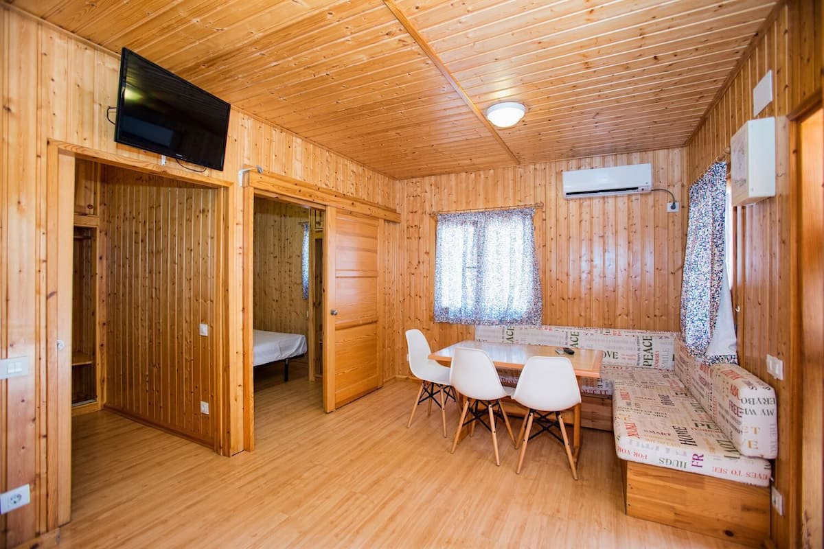 2 bedrooms, down comforters, blackout drapes, free WiFi