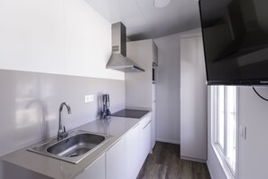 Fridge, stovetop, coffee/tea maker, cookware/dishes/utensils - Camping Los Llanos (Denia)