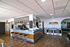 Breakfast, lunch and dinner served - Camping Los Llanos (Denia)