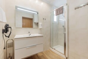 Deluxe Bungalow | Bathroom | Shower, hair dryer, towels - Camping Los Llanos (Denia)