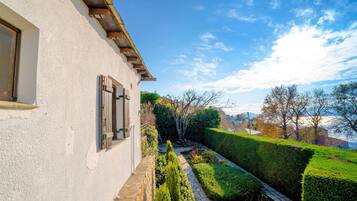 Standard-talo, takka, merinäköala | Näkymä puutarhaan