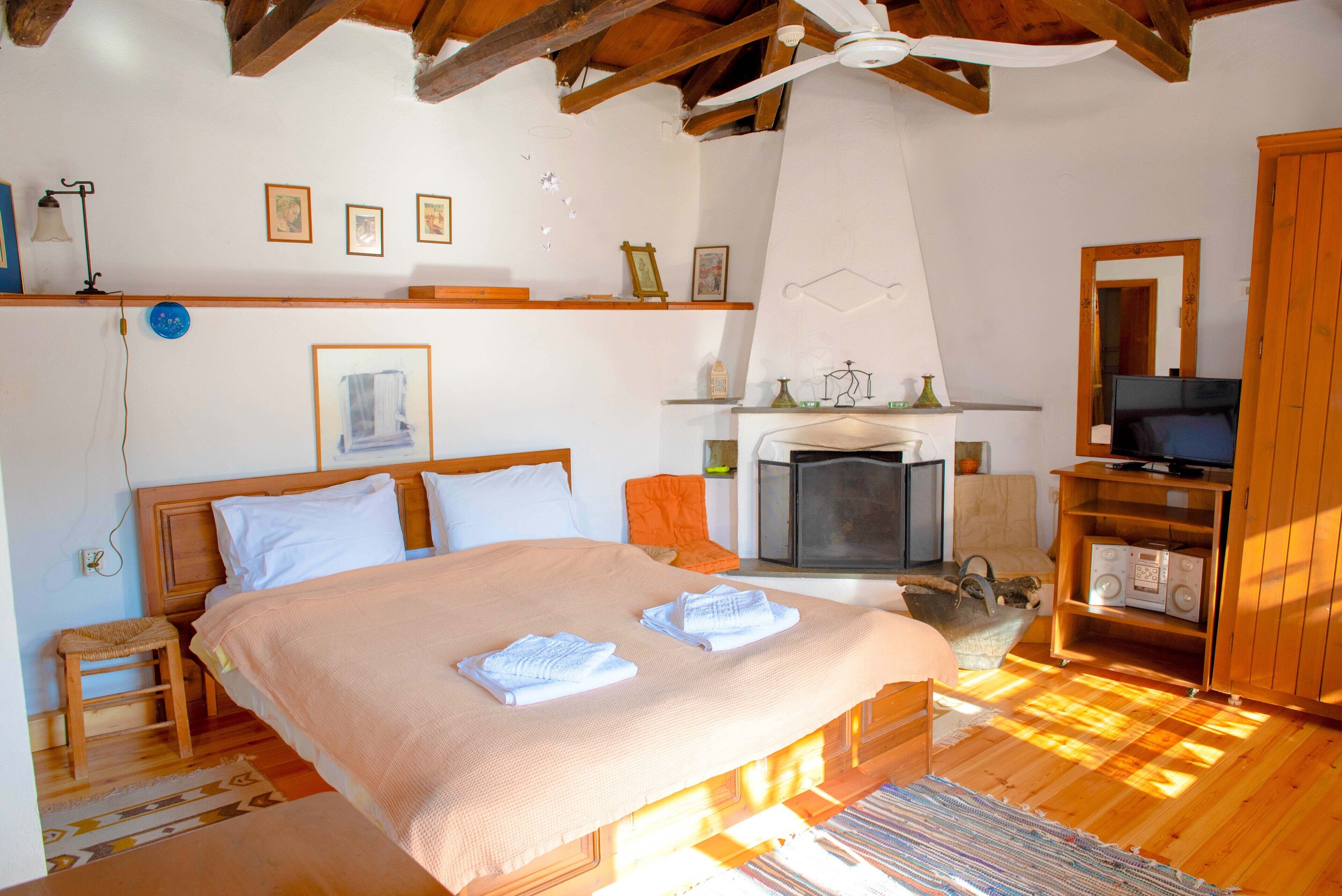 Classic House, Fireplace, Sea View | Individually decorated, individually furnished, desk, soundproofing