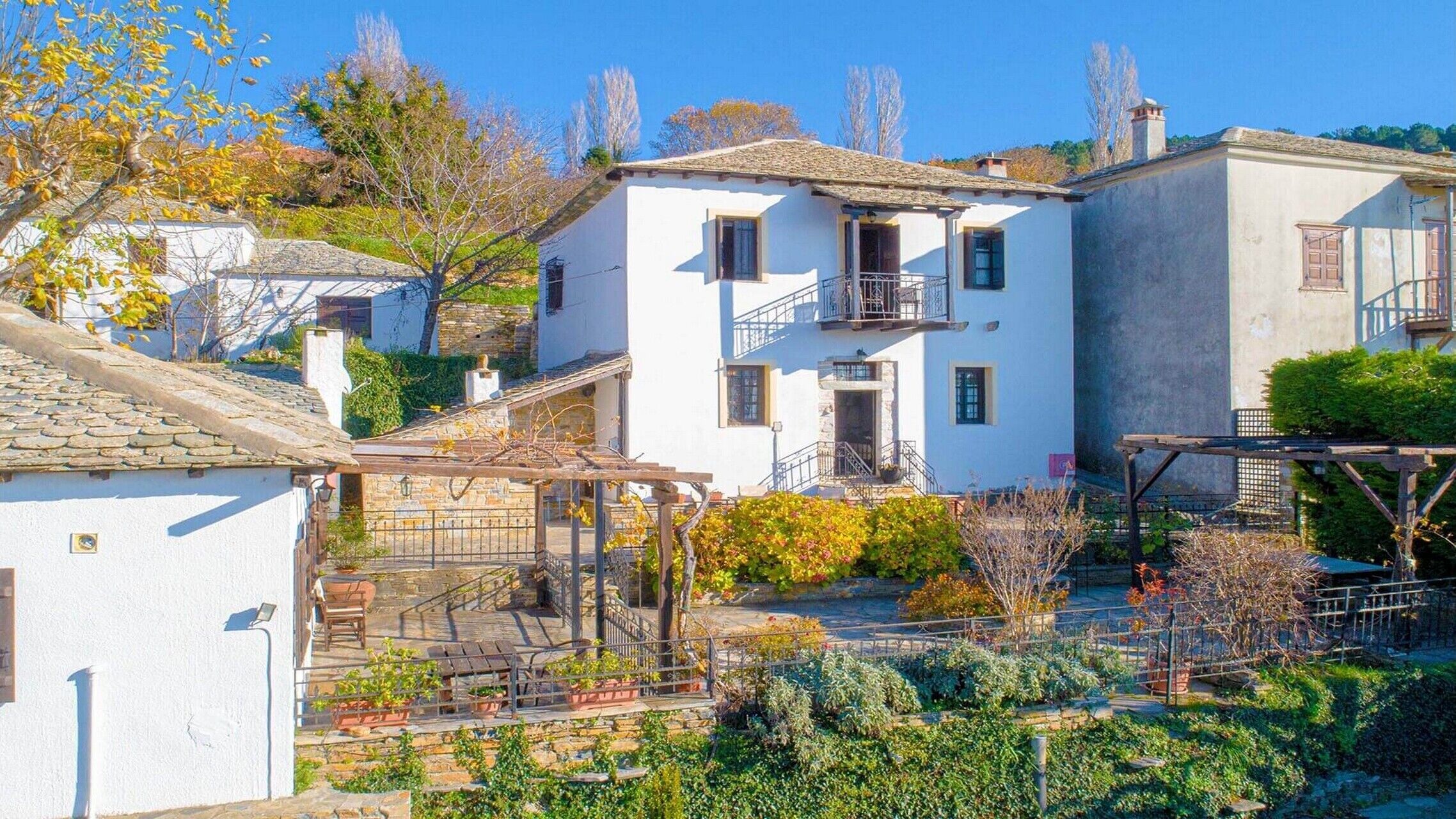 Vista frontal de la propiedad