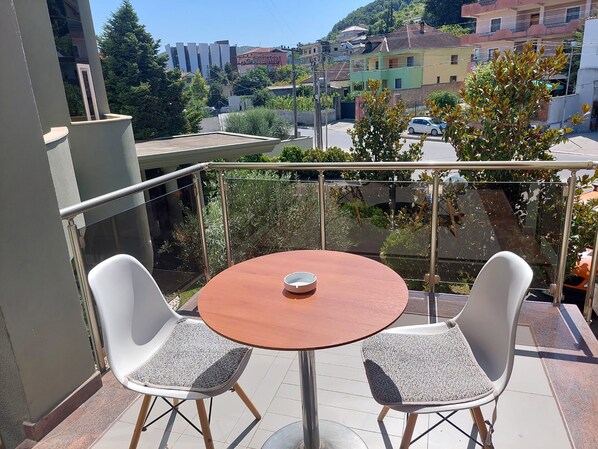 Habitación triple | Ropa de cama de alta calidad, edredón, minibar y escritorio 