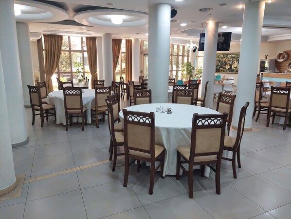 Breakfast, lunch, dinner served; al fresco dining