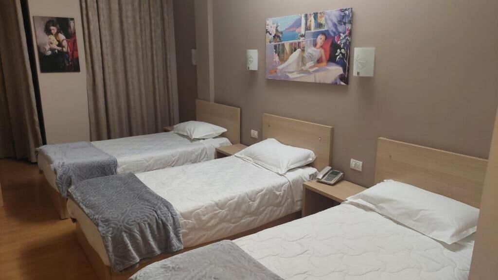 Habitación triple | Ropa de cama de alta calidad, edredón, minibar y escritorio 