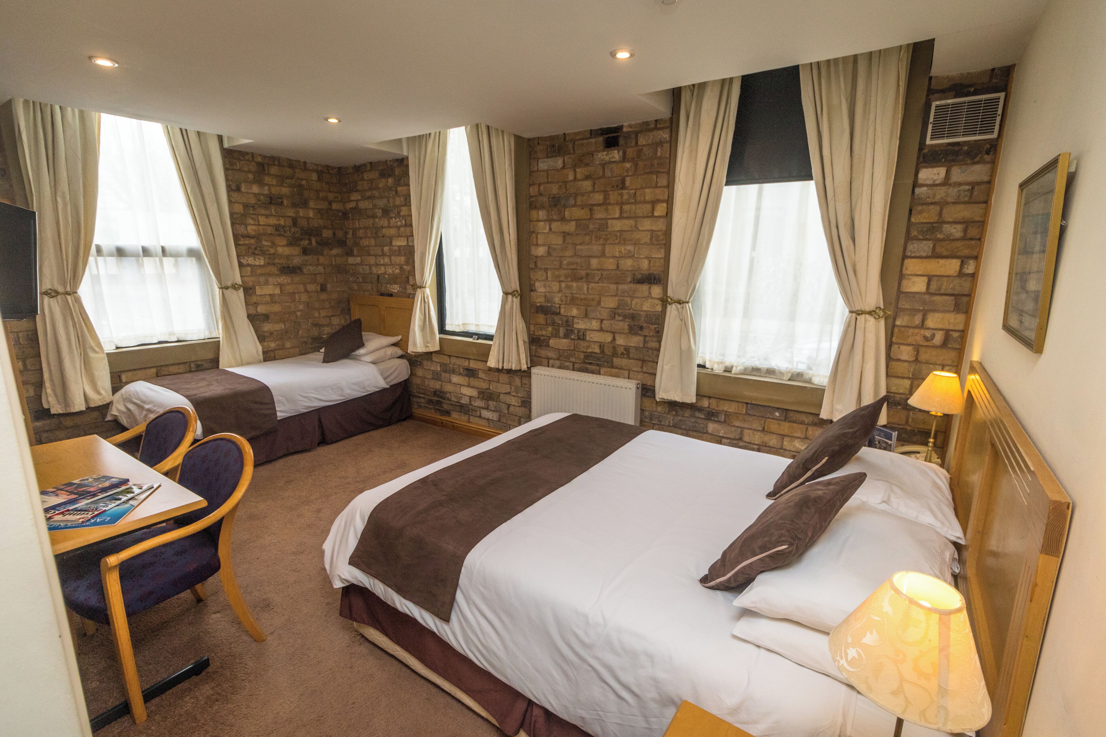 أغطية فراش متميزة وخزنة داخل الغرفة وبديكورات فريدة لكل غرفة