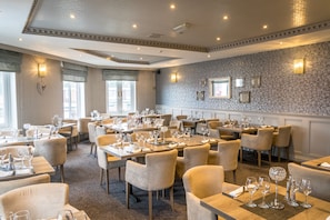 2 restaurants, lunch served