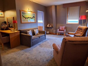 Deluxe Suite (Washington Central Hotel) | Oppholdsområde | En 32-tommers LED-TV med digitale kanaler samt TV