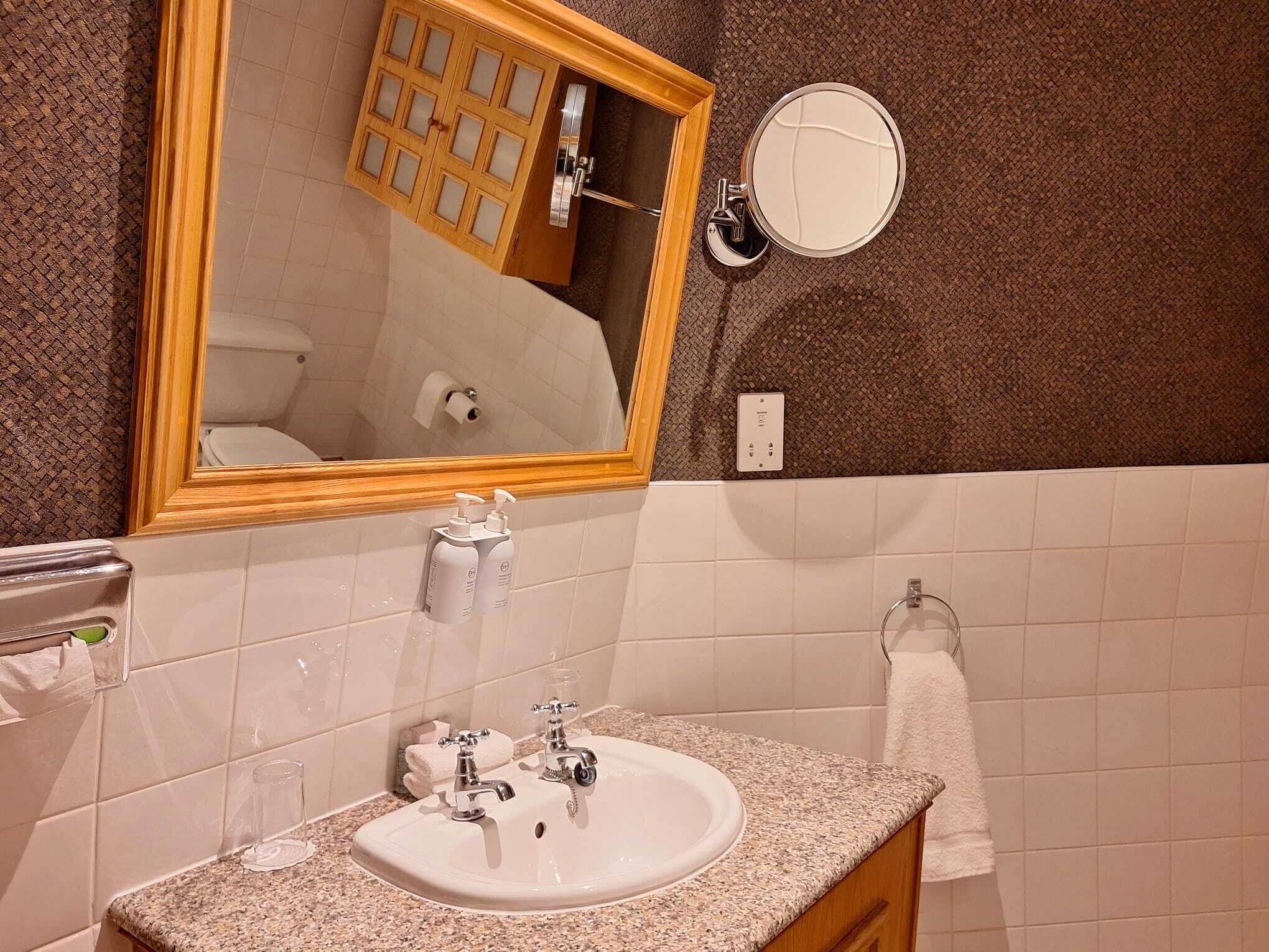 deluxe suite (washington central hotel) | bathroom | combined shower/bathtub, deep-soaking bathtub, free toiletries