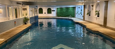 Indoor pool, sun loungers