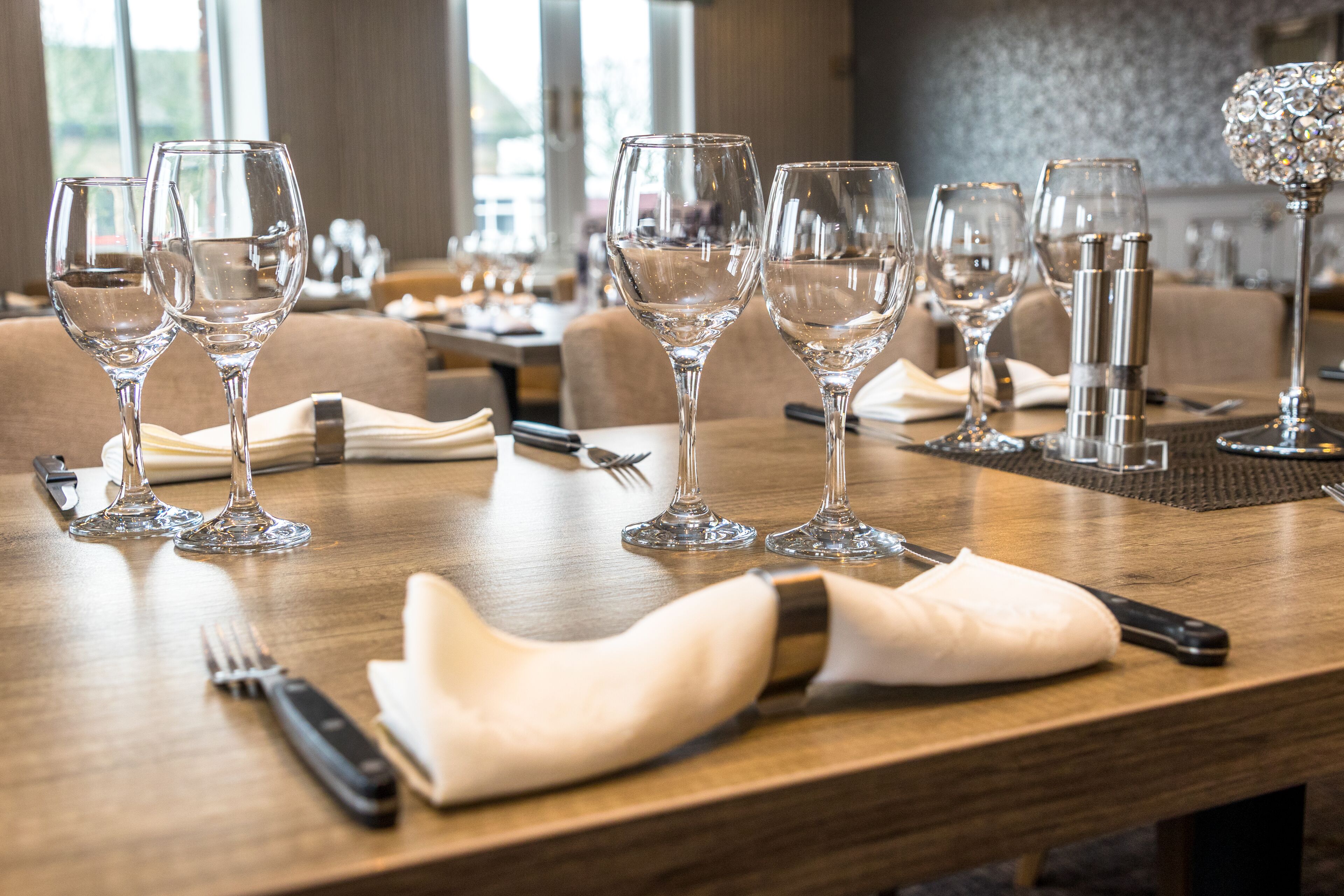 2 restaurants, lunch served