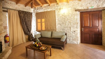 Deluxe Apartment, Panoramic Sea View | Área de sala de estar | Televisión