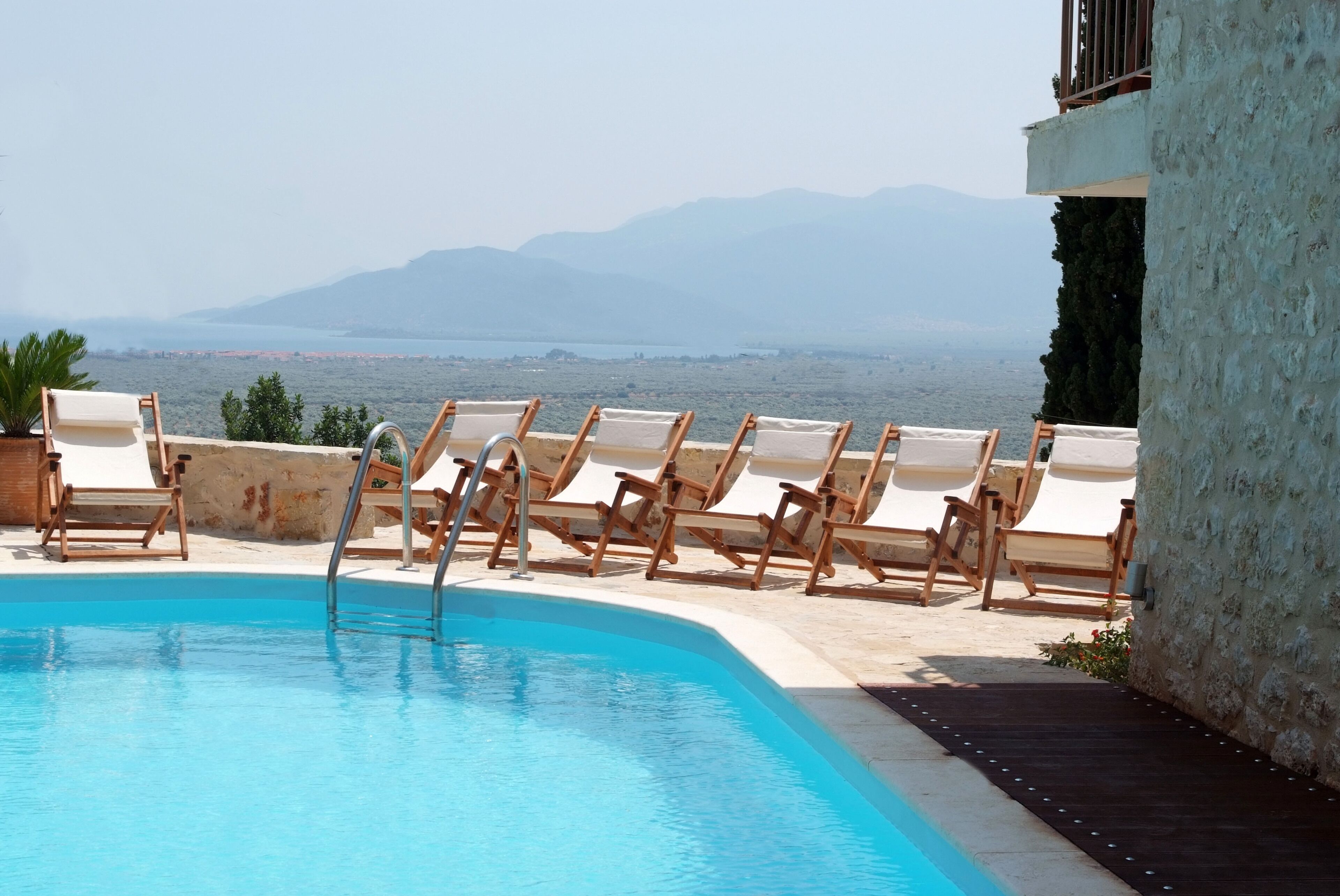 Een seizoensgebonden buitenzwembad en parasols bij het zwembad