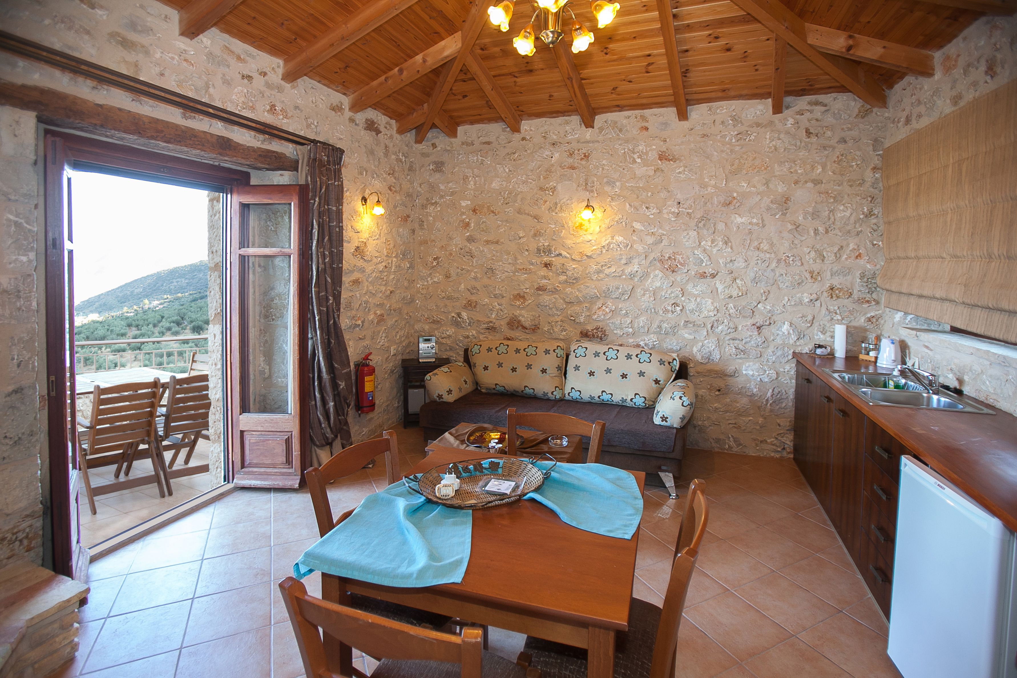 Deluxe Apartment, Panoramic Sea View | Salle de séjour | Télévision