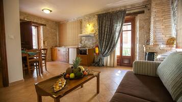 Deluxe Apartment, Mountain View | Living room | TV
