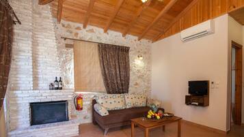 Deluxe appartement, gedeeltelijk uitzicht op zee | Woonruimte | Televisie