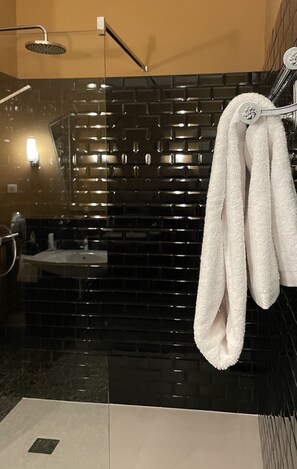 Bañera con ducha, cabezal de ducha tipo lluvia