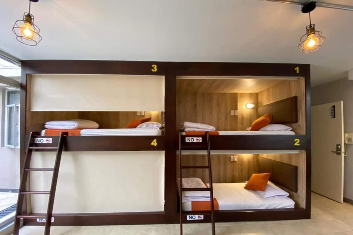 Apartamento superior, varias camas | 1 dormitorio, edredones de plumas, decoración individual