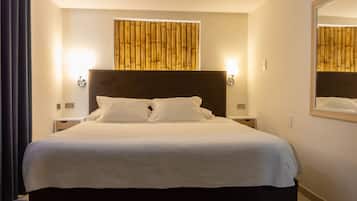 Habitación Royal doble, 1 cama de matrimonio grande, no fumadores, bañera de hidromasaje | Edredones de plumas, colchones con acolchado adicional, minibar