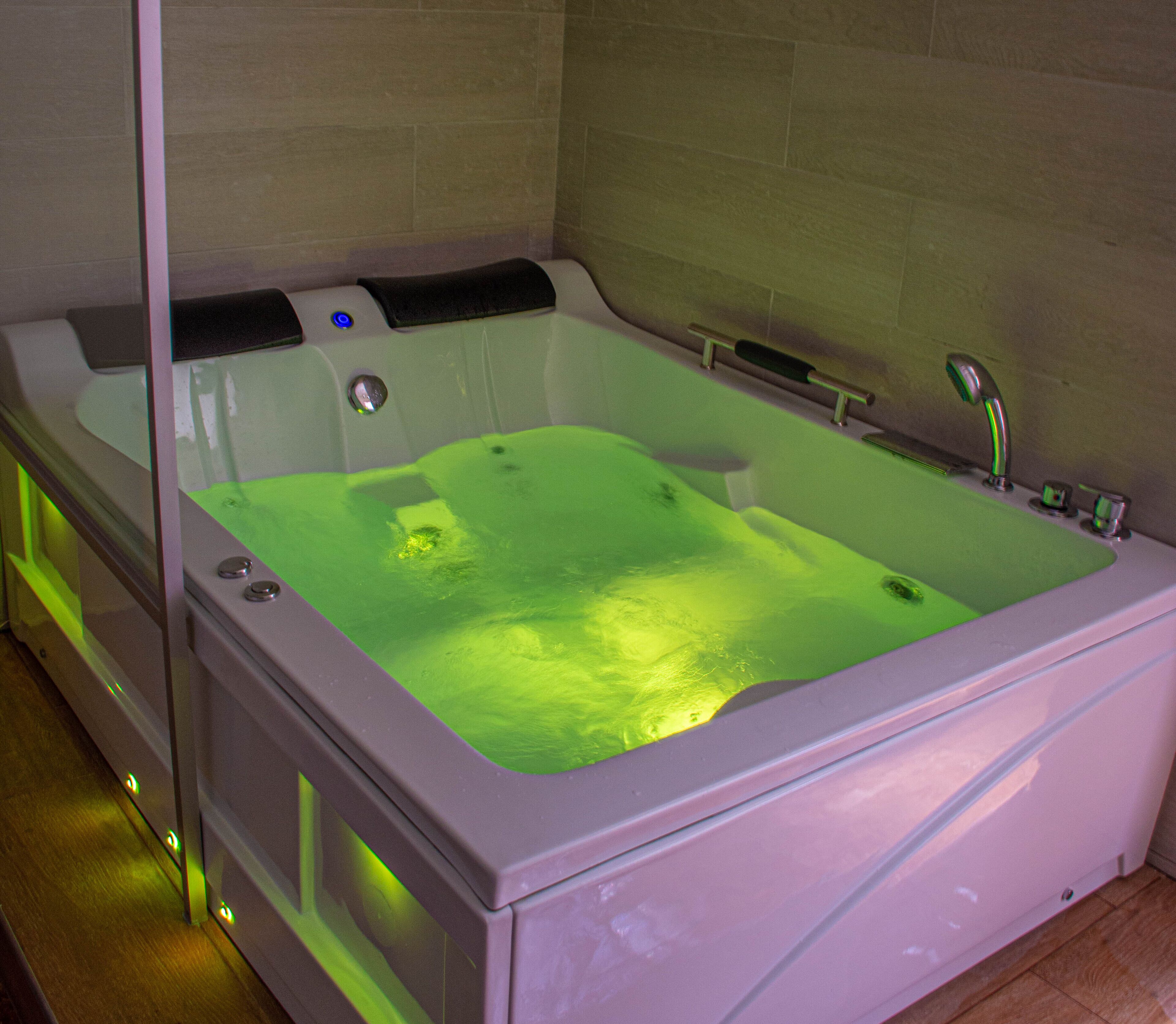 Kamar Double Royal, 1 Tempat Tidur King, Bebas Asap Rokok, jet tub | Bathtub spa pribadi