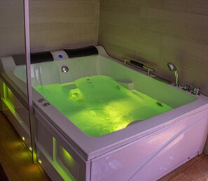 Royal Double Room, 1 King Bed, Non Smoking, Jetted Tub | Private spa tub