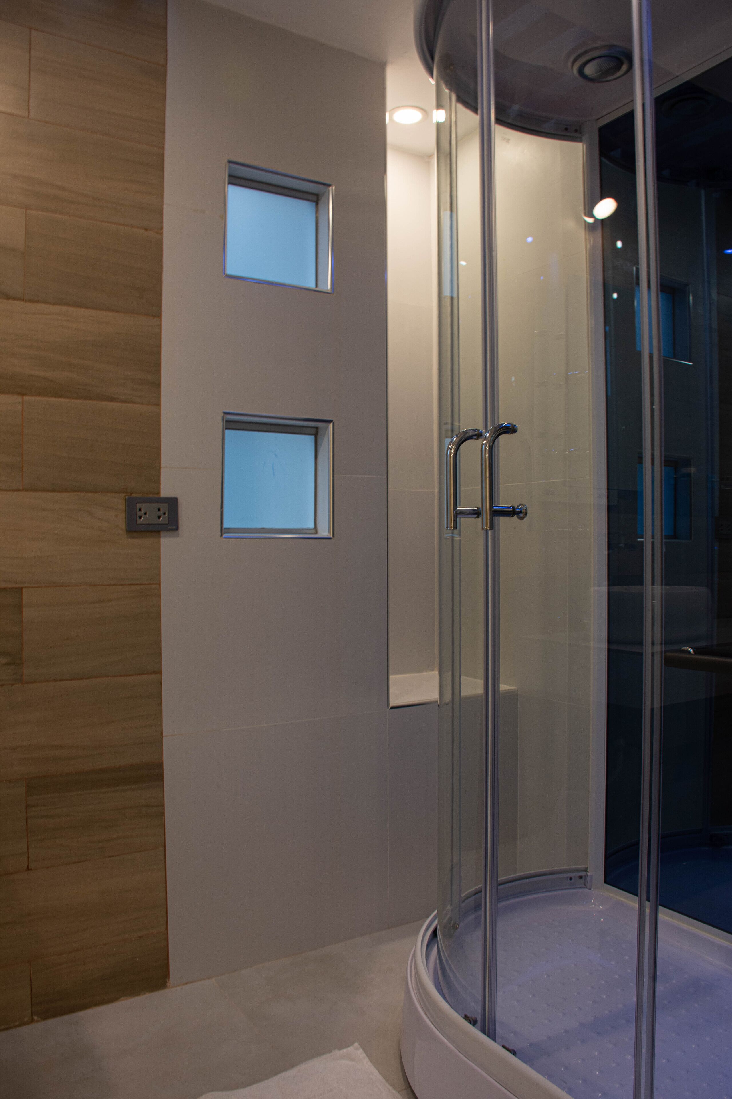 Royal Double Room, 1 King Bed, Non Smoking, Jetted Tub | Bathroom | Free toiletries, hair dryer, towels, soap