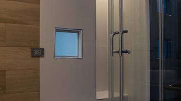 Royal Double Room, 1 King Bed, Non Smoking, Jetted Tub | Bathroom | Free toiletries, hair dryer, towels, soap