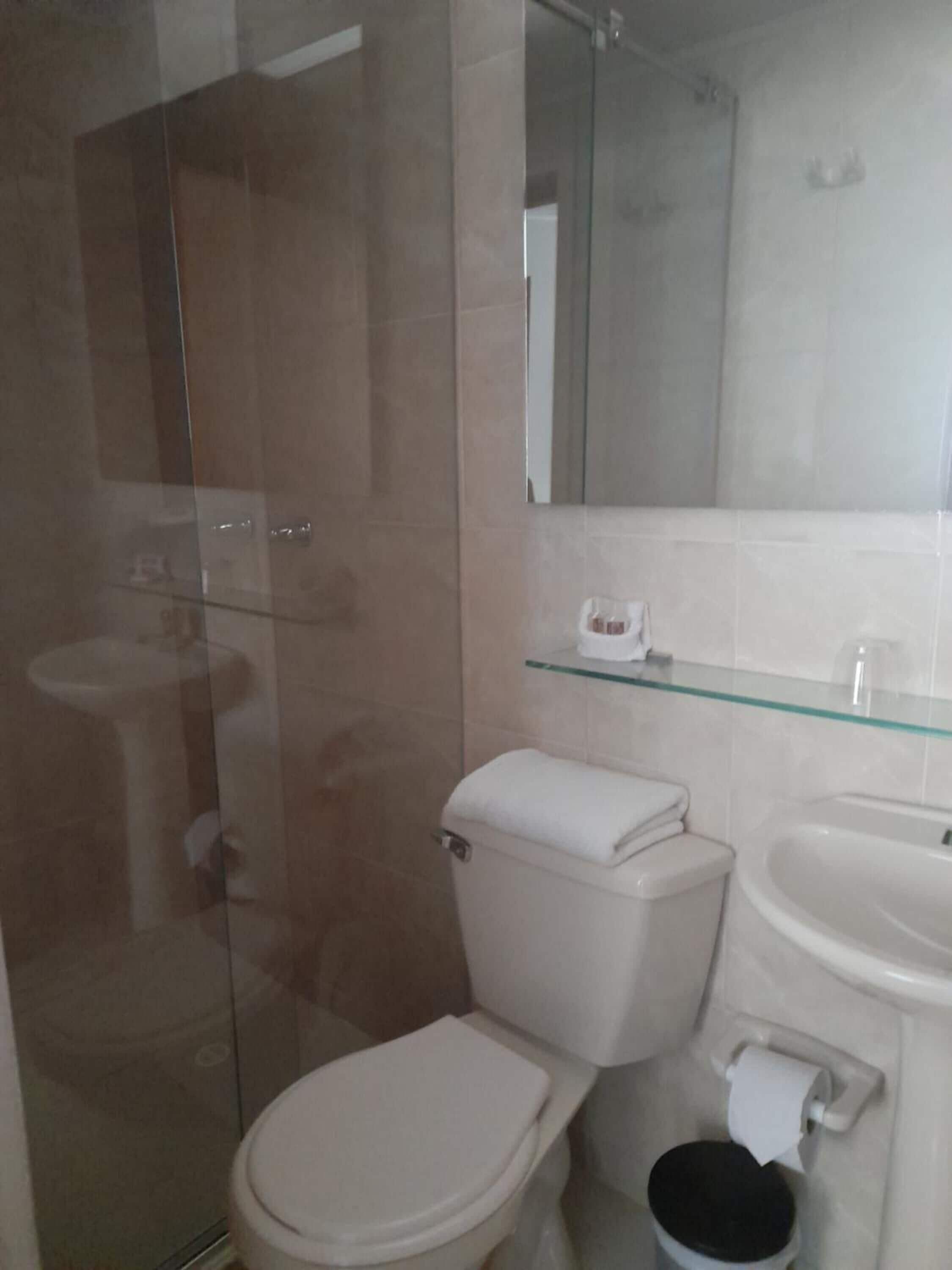 Ducha, artículos de tocador gratuitos, toallas