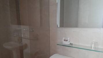 Buồng tắm vòi sen, đồ dùng nhà tắm miễn phí, khăn tắm