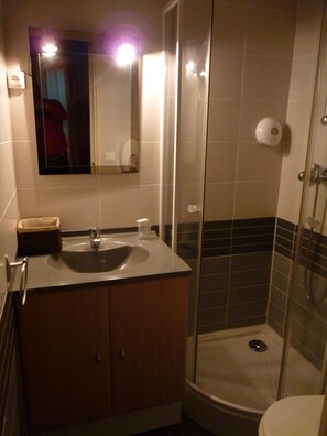 Een douche, een haardroger, handdoeken