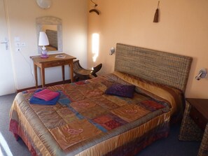 Individueel gedecoreerd, individueel gemeubileerd, een bureau