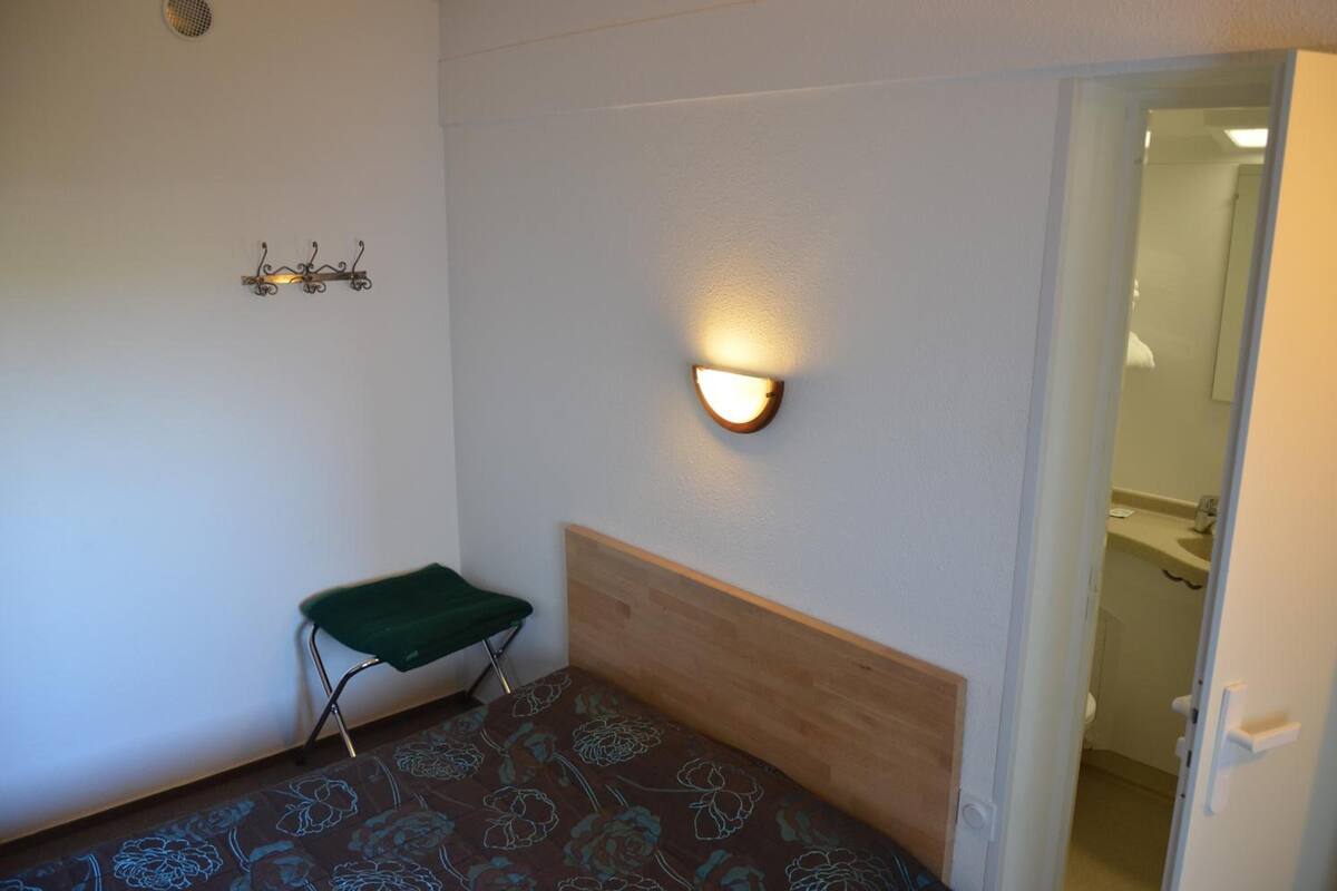 Soundproofing, free WiFi, bed sheets