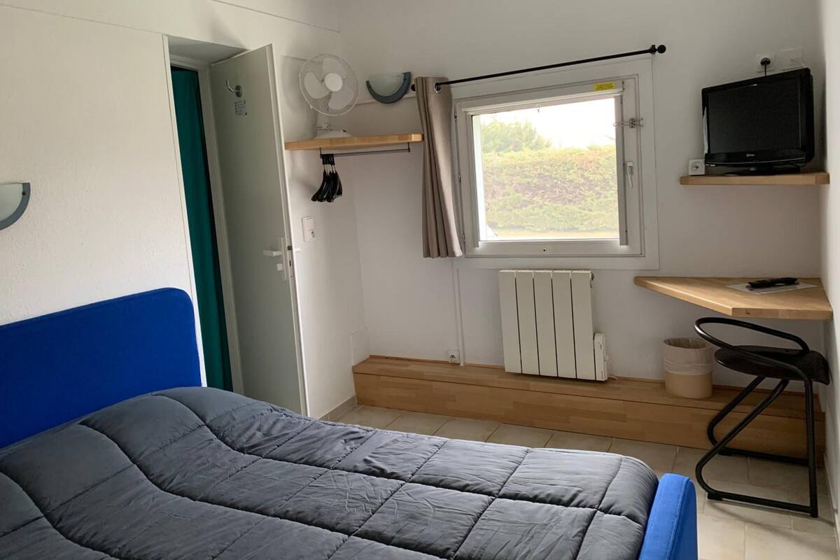 Soundproofing, free WiFi, bed sheets
