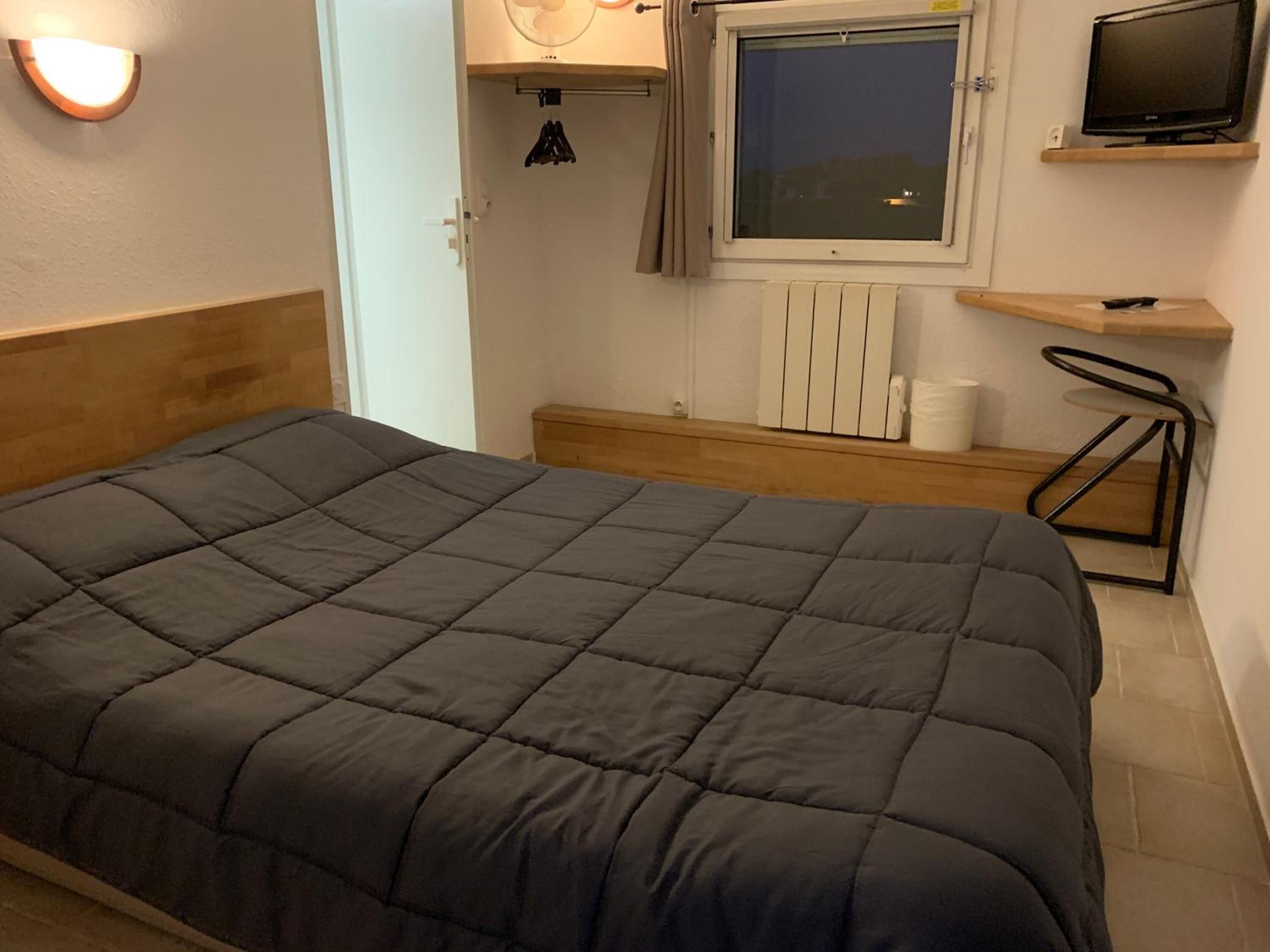 Soundproofing, free WiFi, bed sheets