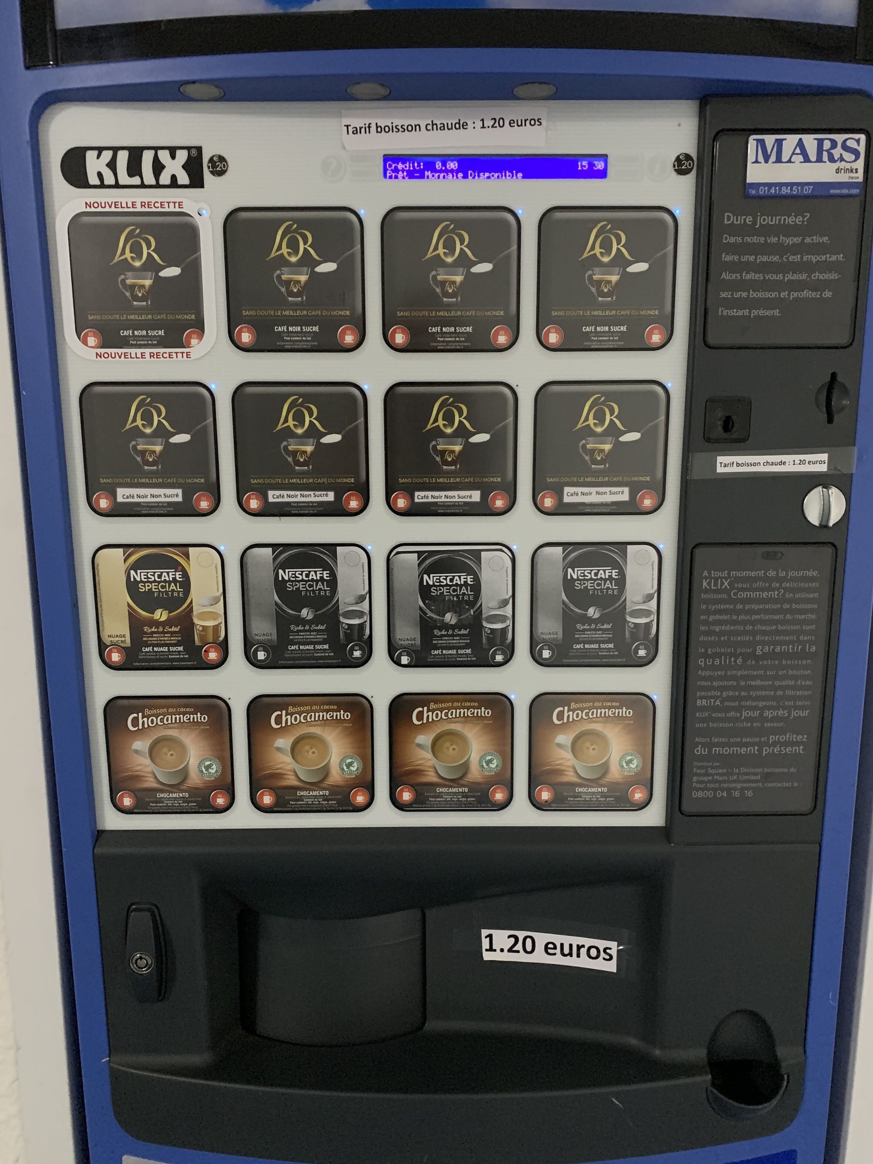 A coffee vending machine with various coffee options, including 'Café Noir Sucre' and 'Chocamento'.