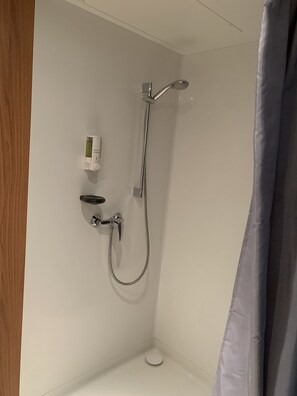 Family Room (27m²) | Bathroom | Shower, towels - HÔTEL - Mâcon la Salle (Saint-Albain)