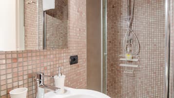 Shower, rainfall showerhead, free toiletries, hair dryer