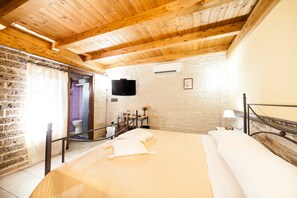 Premium bedding, down comforters, pillowtop beds, minibar - Bed & Breakfast La Casa di Plinio (Pompei)