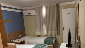 Minibar, desk, blackout drapes, cribs (free) - Raio de Sol Praia Hotel (Fortaleza)