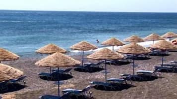 In Strandnähe, schwarzer Sandstrand