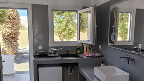 Studio for 3 people | 専用キッチン | 冷蔵庫、電気ポット
