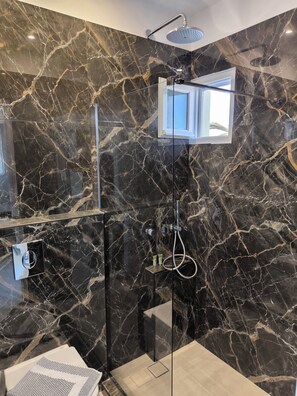 Habitación estándar | Baño | Regadera y toallas 