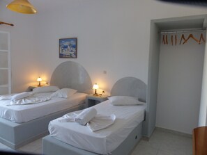 Studio for 4 people | Free WiFi, bed sheets - Rooms Mary (Santorini)